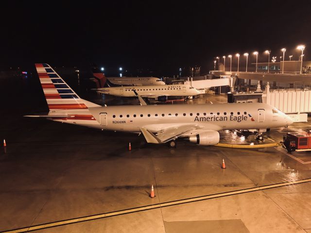 Embraer 170/175 (N266NN)