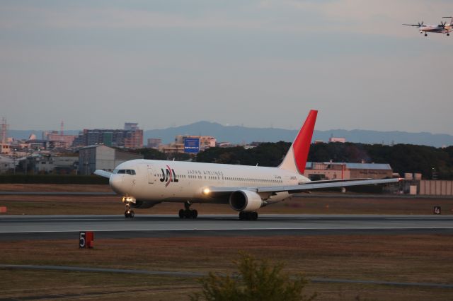 BOEING 767-300 (JA8976)