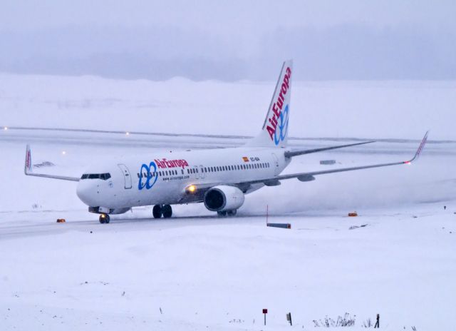 Boeing 737-800 (EC-IDA) - A freezing and cold winter morning at Torp Airport, freezing fog and snowing at the same time