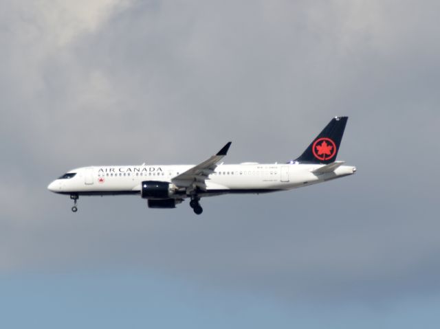 Airbus A220-300 (C-GMZN)