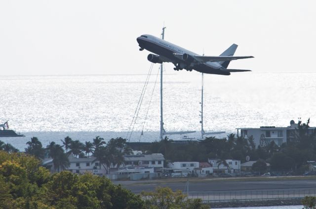 BOEING 767-200 (N2767)