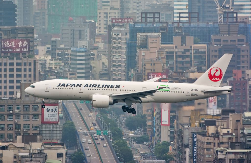 Boeing 777-200 (JA705J) - Inaugural flight of Boeing 777 to Taipei Sung Shan by JAL on Dec 1st 2014. 