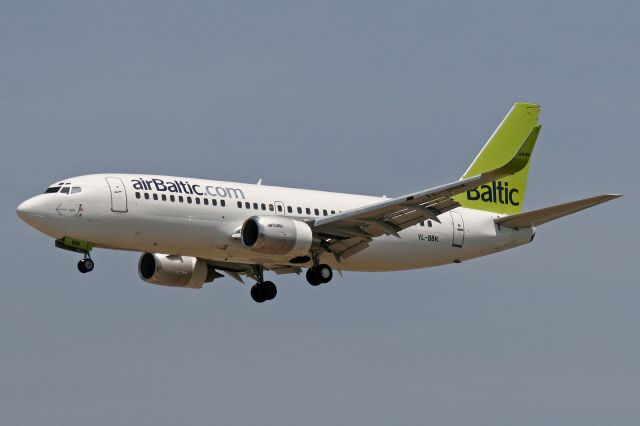 BOEING 737-300 (YL-BBK)