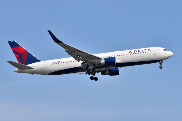 BOEING 767-300 (N180DN) - On final for 23-L on 08-11-21