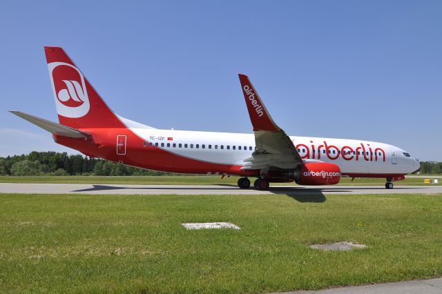 Boeing 737-700 (TC-IZF)