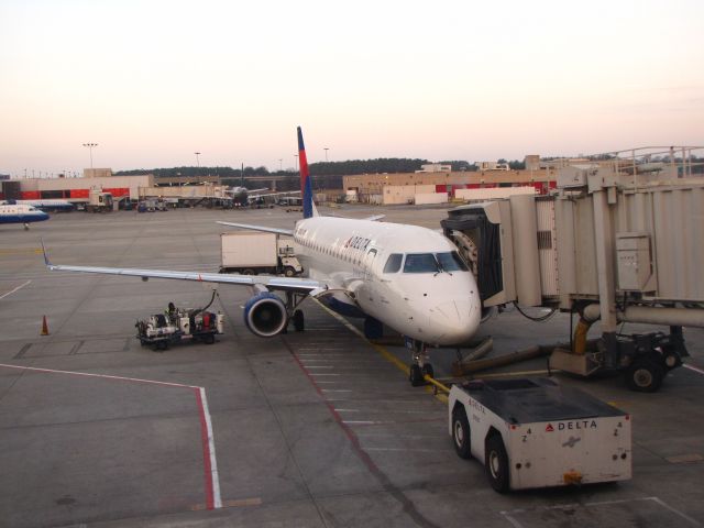 Embraer 175 (N208JQ)