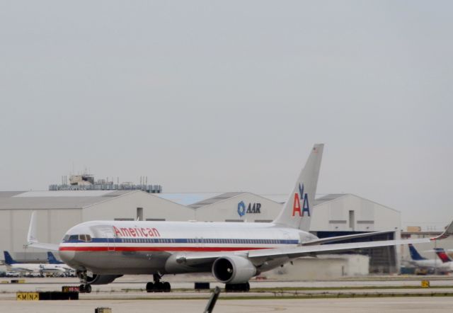 BOEING 767-300 (N397AN)