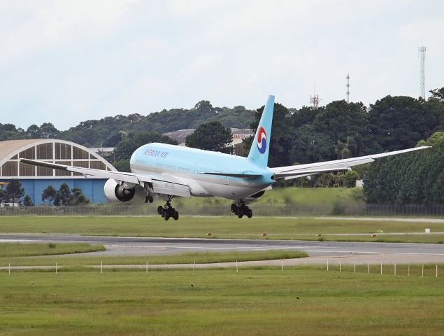 Boeing 777-200 (HL7765)