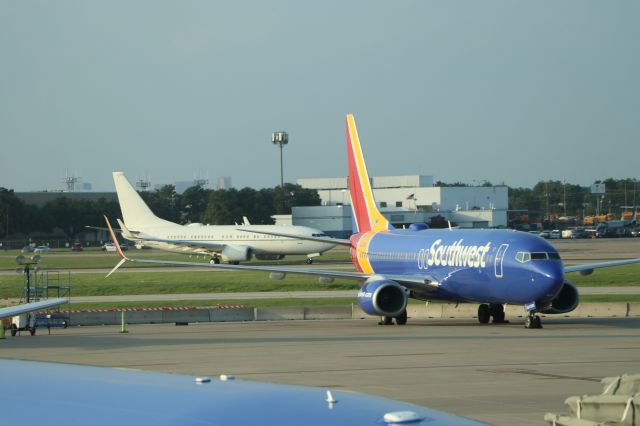 02-0042 — - 6/20/23 SAM with Biden entourage in follow-on plane rolls down rwy 13L behind SWA B737-8 N8324A