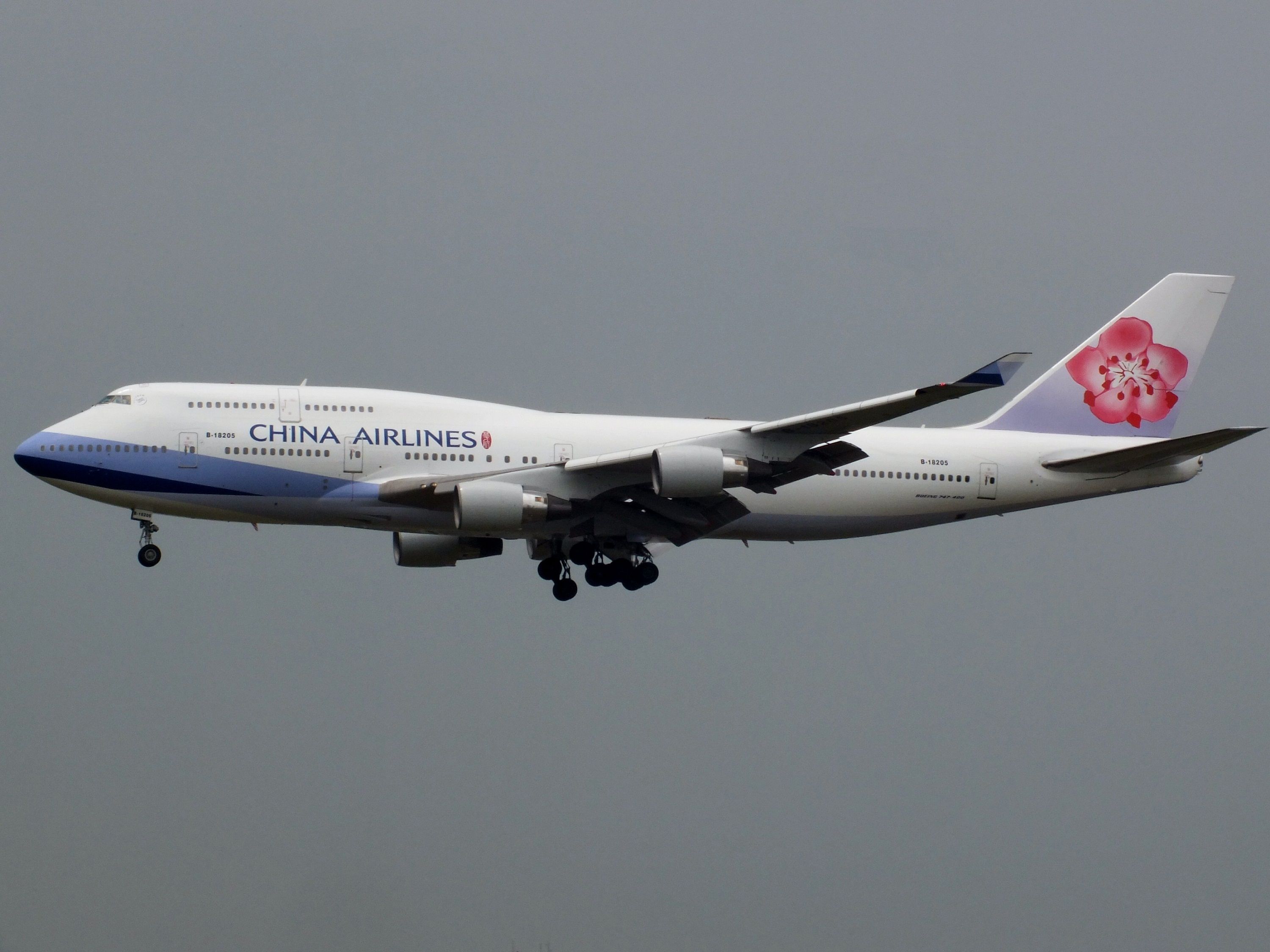 Boeing 747-400 (B-18205)