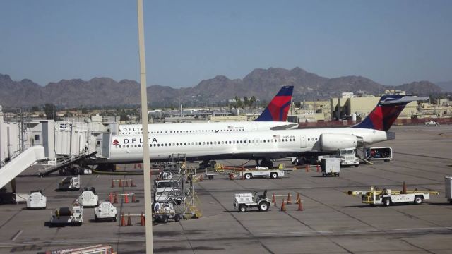 McDonnell Douglas MD-90 (N951DN)