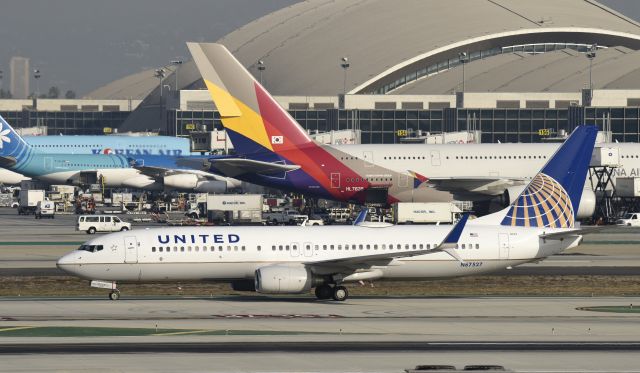 Boeing 737-800 (N87527) - Arrived at LAX on 25L