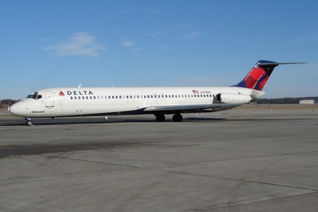 McDonnell Douglas DC-9-50 (N779NC)