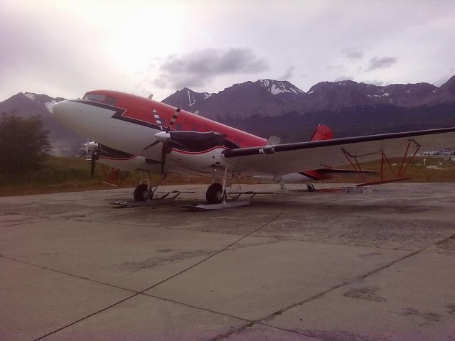 Cessna Skywagon (C-GJKB) - DC 3 en el viejo Aeropurto de Ushuaia, Pista 16-34 (Actual Aeródromo de Ushuaia)