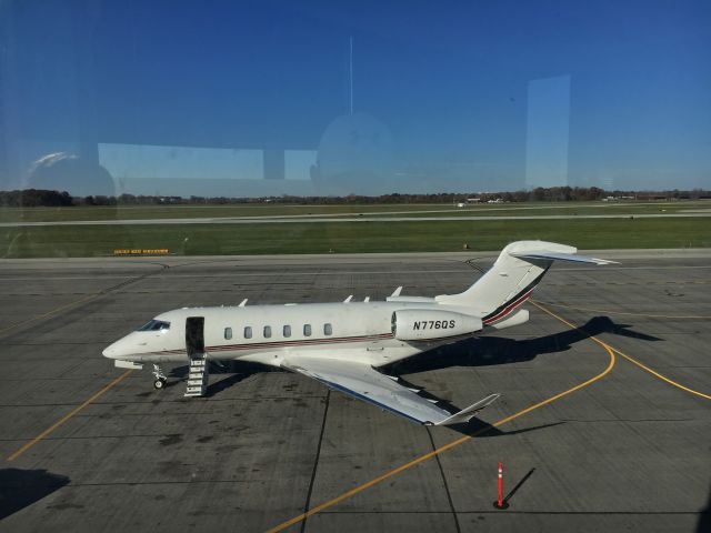 Bombardier Challenger 300 (N776QS)