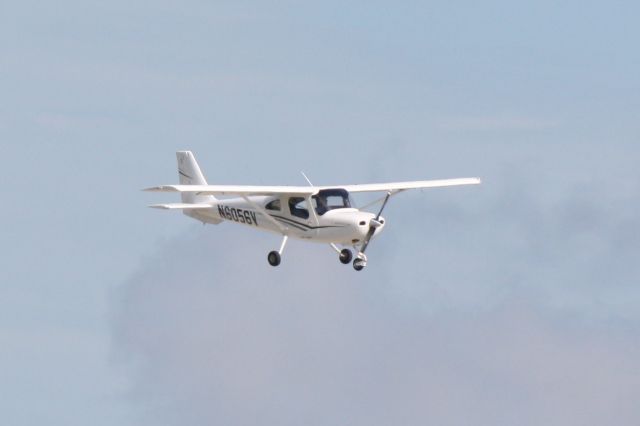 Cessna Skyhawk (N6056V) - Cessna Skyhawk (N6056V) arrives at Sarasota-Bradenton International Airport