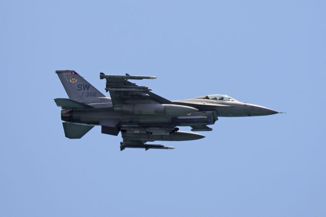 Lockheed F-16 Fighting Falcon (91-0356) - A pair of F-16’s from Shaw AFB and a C-17 from Joint-Base Charleston flew low over the North & South Carolina coastline yesterday afternoon (seen from Ocean Isle Beach, NC) as part of Salute from the Shore.