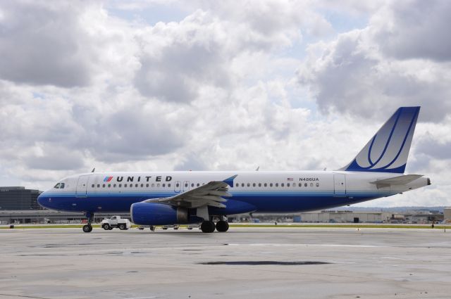 Airbus A320 (N486UA) - UAL A320 taxis at LAX
