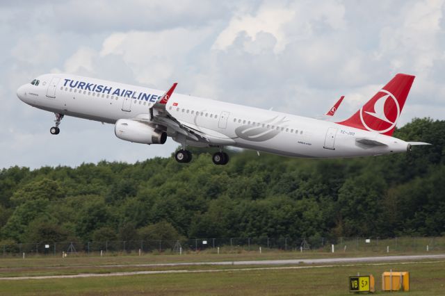 Airbus A321 (TC-JSO) - THY1994 departing for Istanbul