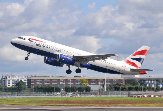 Airbus A320 (G-EUYN)