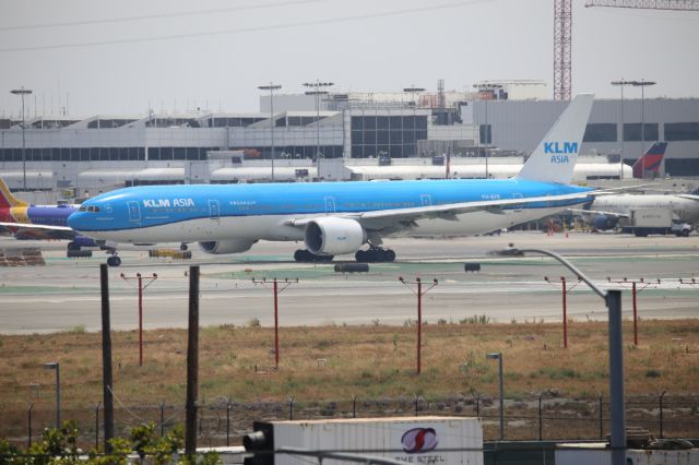 BOEING 777-300ER (PH-BVB)