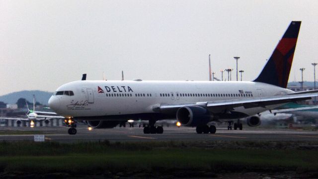 BOEING 767-300 (N16065) - End of 22L