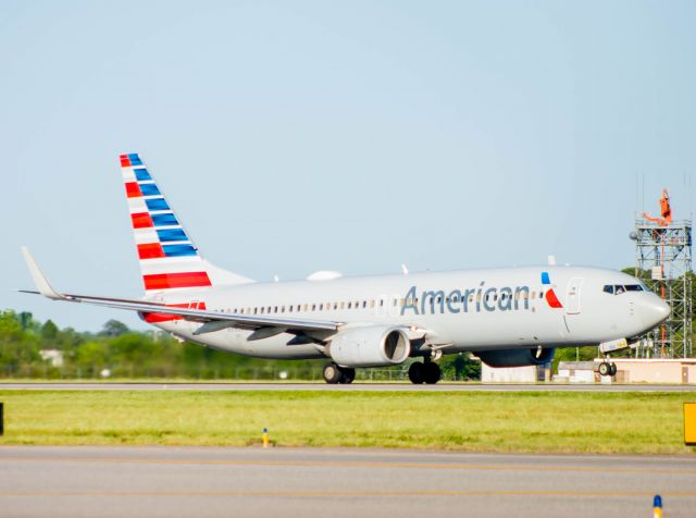 Boeing 737-800 (N990AN)