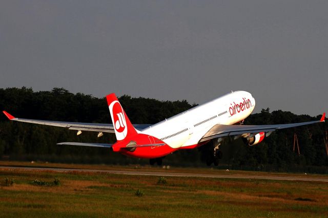 Airbus A330-300 (D-AERQ) - rwy 18, evening