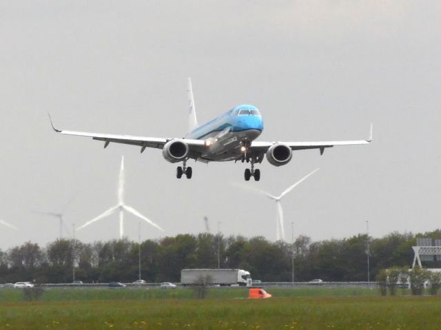 Embraer ERJ-190 —