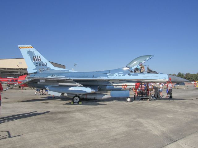 Lockheed F-16 Fighting Falcon (84-1220)