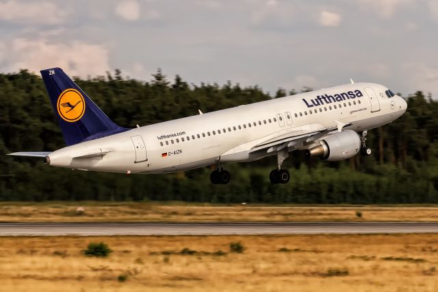 Airbus A320 (D-AIZN) - D-AIZN Lufthansa Airbus A320-214 departing via Rwy18 to Stuttgart (STR) @ Frankfurt - Rhein-Main International (FRA) / 15.07.2015 