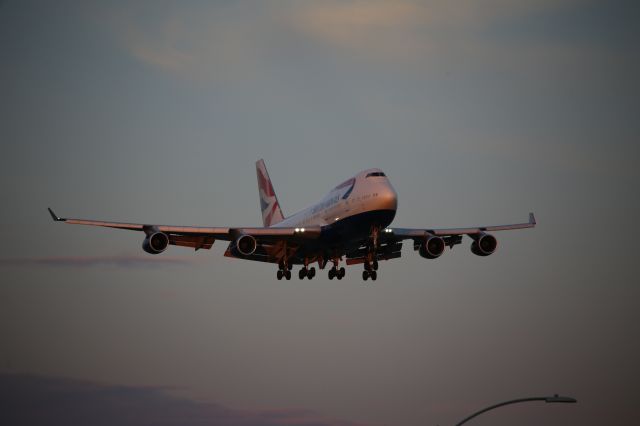 Boeing 747-400 (G-BNLU)