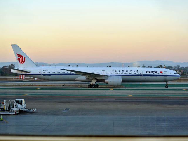 BOEING 777-300 (B-2088)