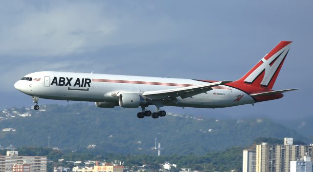 BOEING 767-300 (N220CY) - ABX landing at San Juan