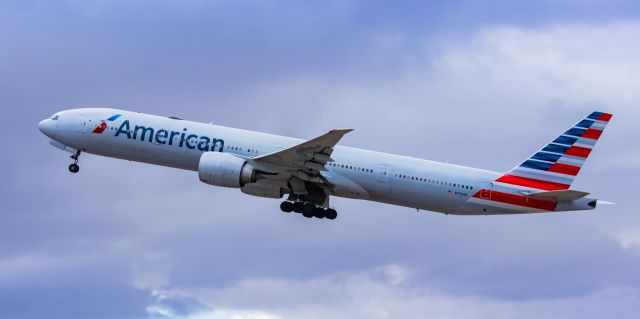 BOEING 777-300ER (N734AR) - An American Airlines 777-300ER taking off from PHX on 2/14/23. Taken with a Canon R7 and Canon EF 100-400 II L lens.