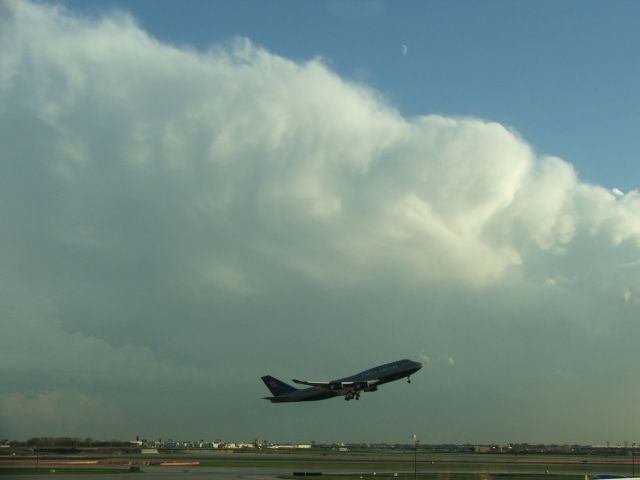 — — - United 747 Departs Chicago with Severe Thunderstorm in Background