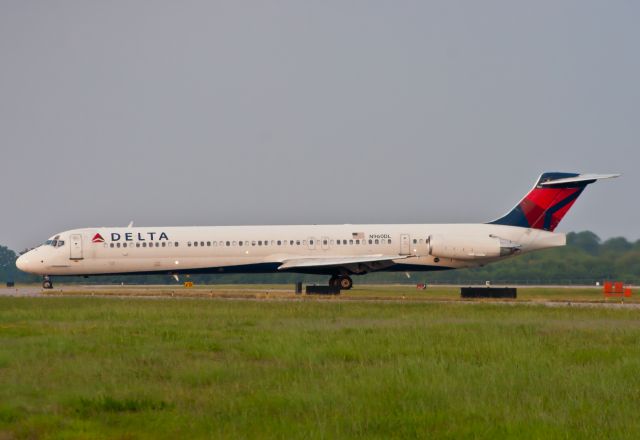 McDonnell Douglas MD-88 (N960DL)