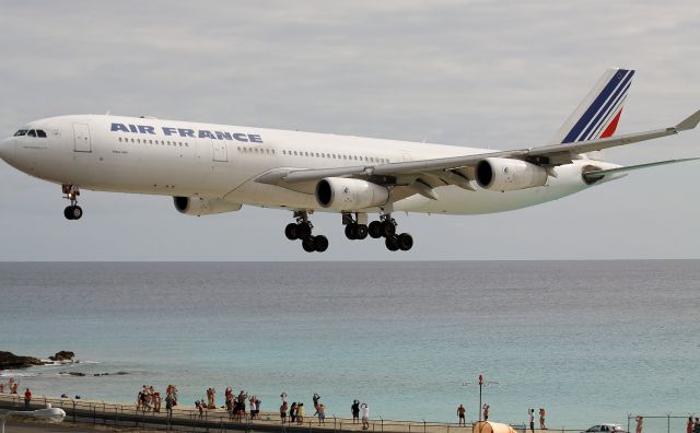 Airbus A340-300 (F-GLZS)