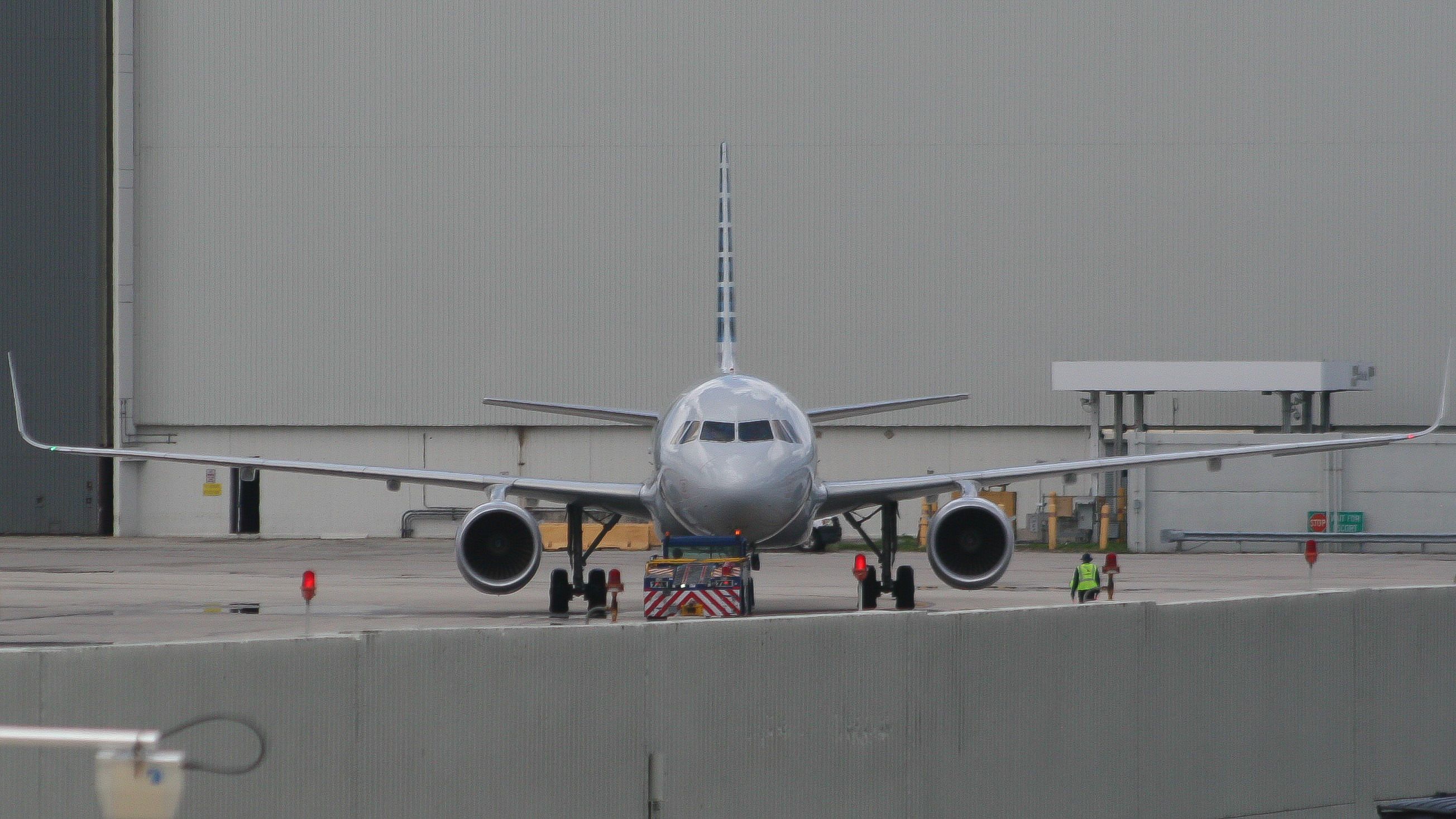 Airbus A319 (N70020) - Head on. Taken from the drop off area near Concourse D.