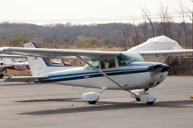 Cessna Skyhawk (N54031) - At the RELIANT AIR ramp, where you find the lowest fuel price on the Danbury (KDXR) airport.