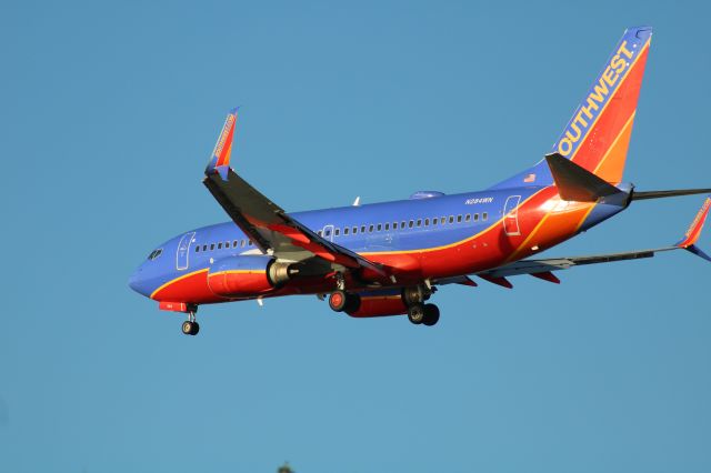 Boeing 737-700 (N284WN) - WN4170 on final for 01L as seen from Cypress Park