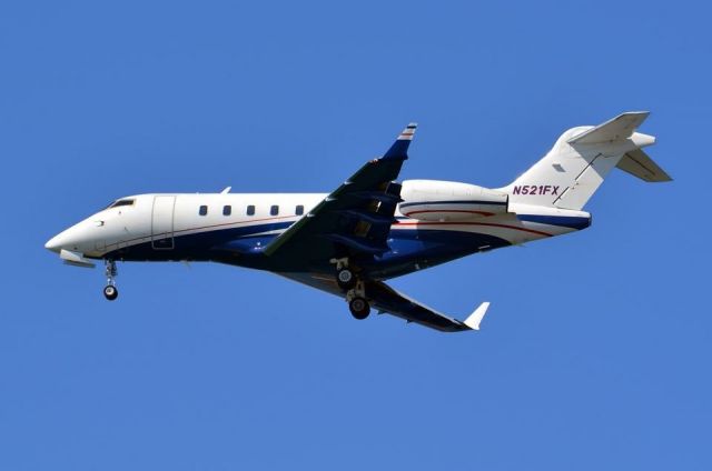 Bombardier Challenger 300 (N521FX)