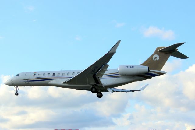 BOMBARDIER BD-700 Global 7500 (VT-ASR) - On short finals for rwy 25 on 30-Aug-23 arriving from EGGW.