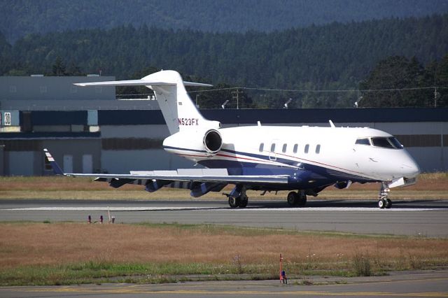 Bombardier Challenger 300 (N523FX)