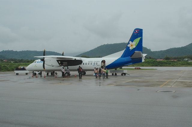 RDPL-34169 — - 10 octobre 2006 aéroport de Luang-Prabang,humide and hot,very beautiful...