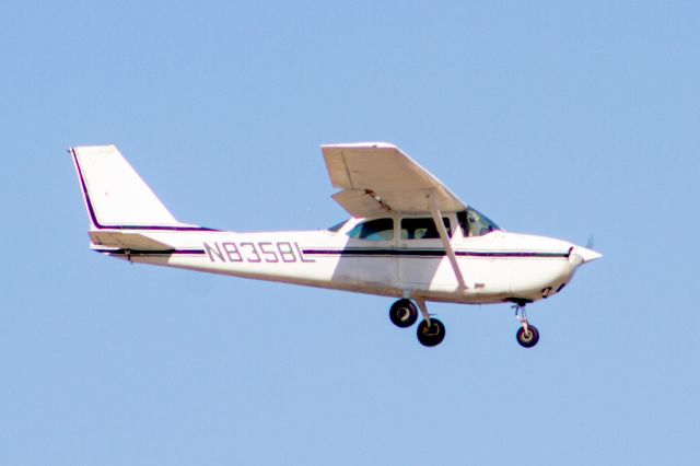 Cessna Skyhawk (N8358L)