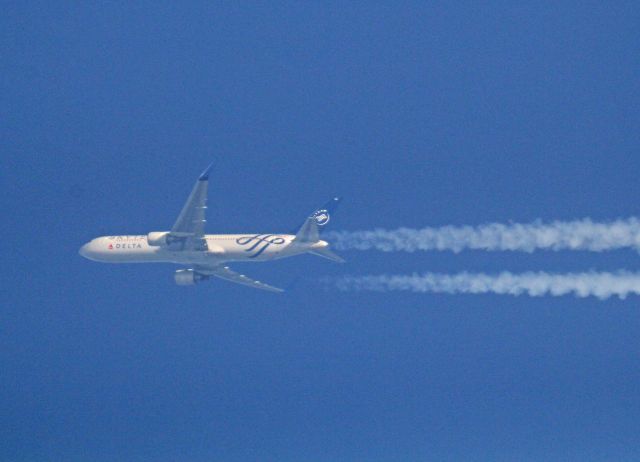 BOEING 767-300 (N175DZ) - FCO-ATL 30 000 ft vertical Vendée