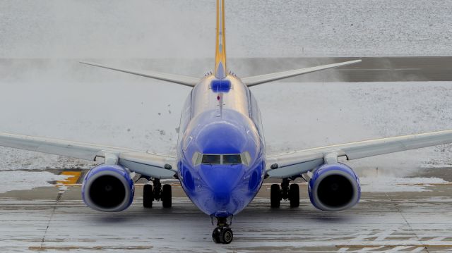 Boeing 737-700 (N923WN) - Kicking up chunks of snow and ice while starting taxi out.