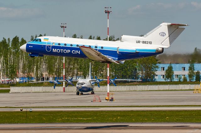 YAKOVLEV Yak-40 (UR-88310)