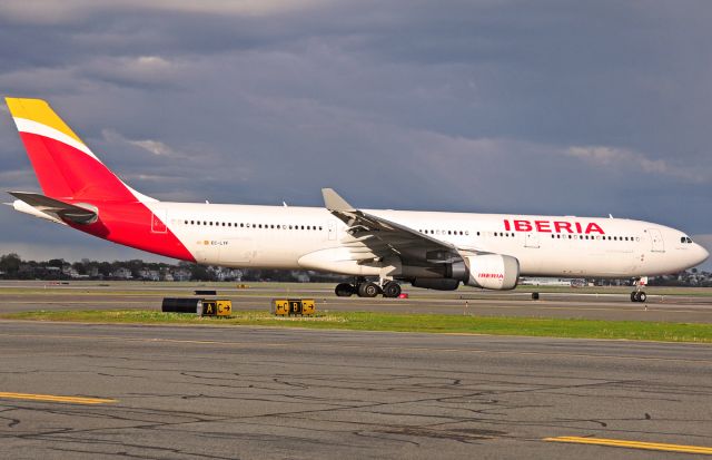 Airbus A330-300 (EC-LYF) - IBERIA 